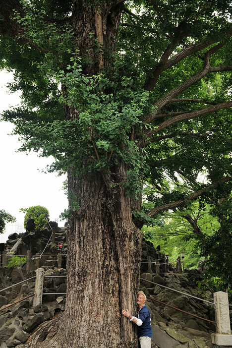 東京に訪れた際に、立ち寄ったという千駄ヶ谷・鳩森八幡神社での一枚。彼の満面の笑みから、”日本愛”が伝わってくる。