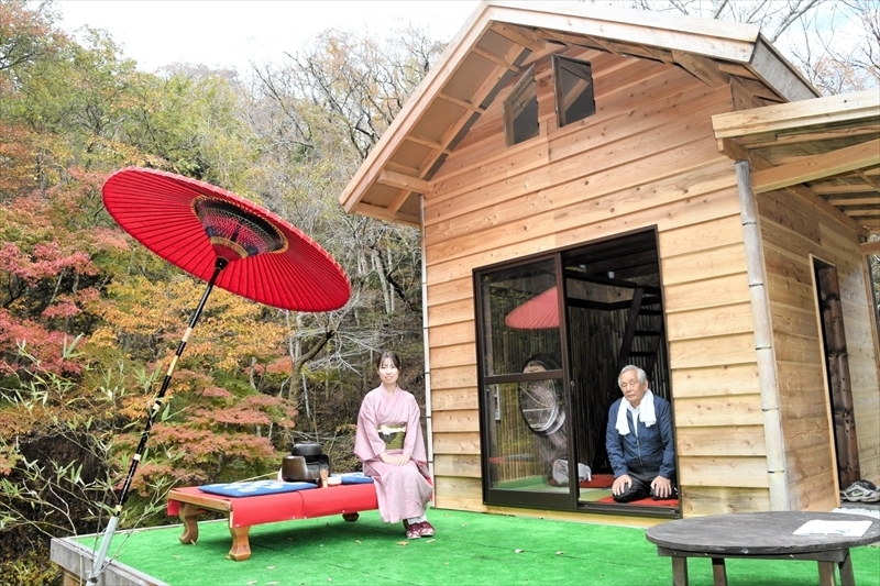 完成を祝う松元さん（右）ら関係者