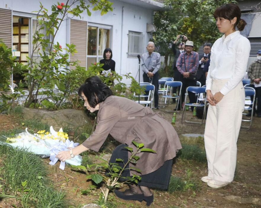 「島尾忌」の法要で献花する、顕彰会の潤井文子理事長（左）と島尾真帆さん＝12日、鹿児島県奄美市