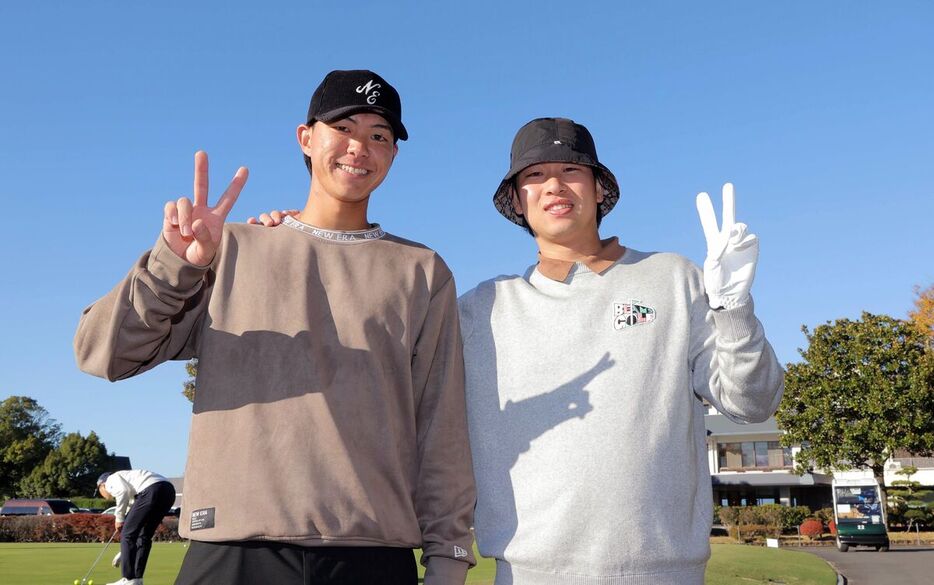 青空の下で笑顔を見せる園田純規（左）と山崎伊織