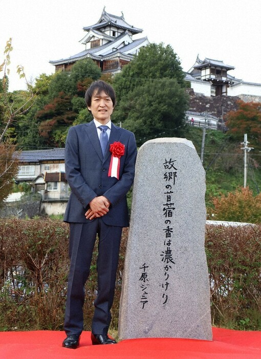 故郷・福知山への思いを詠んだ自身の俳句の句碑が建立された千原ジュニアさん＝京都府福知山市堀の「ゆらのガーデン」で２０２４年１１月１８日午後１時２１分、庭田学撮影