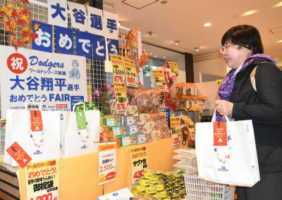 記念セールを展開し、にぎわいを見せたいわて銀河プラザ＝３１日、東京・銀座