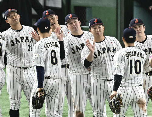 試合に勝利し喜ぶ牧（中央）ら（２２日）＝西孝高撮影