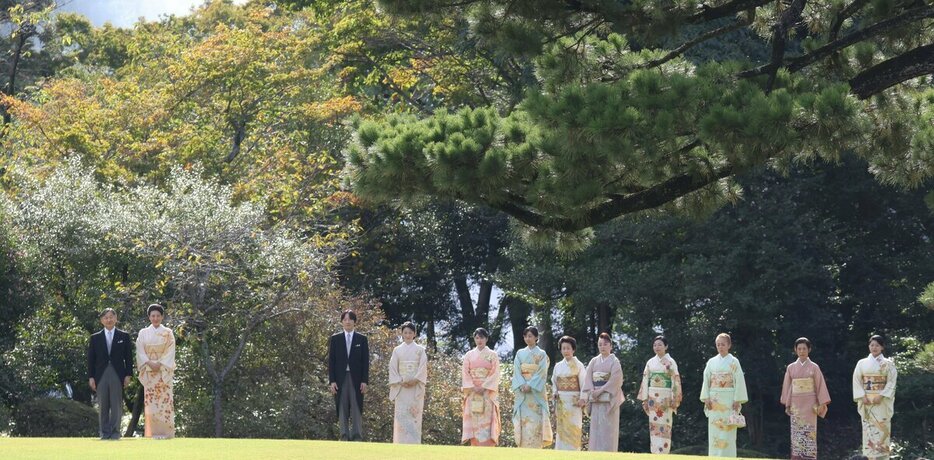 24年の秋の園遊会。三笠山と呼ばれる丘の上に並ぶ、両陛下と皇族方。左から、天皇陛下、皇后雅子さま、秋篠宮さま、同妃紀子さま、愛子さま、佳子さま、常陸宮妃華子さま、寛仁親王妃信子さま、彬子さま、瑤子さま、高円宮妃久子さま、承子さま＝2024年10月30...