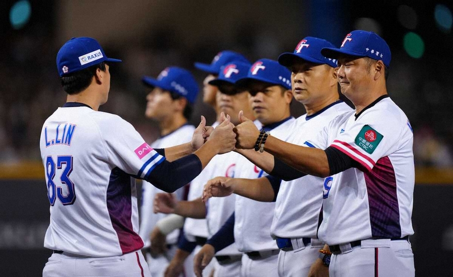 ＜日本・台湾＞試合前、選手をサムアップしながらタッチして迎える台湾ソ・ゴウク監督（右）（撮影・木村　揚輔）