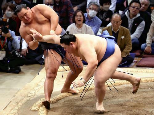 大の里（右）をとったりで破る豊昇龍（２２日）＝木佐貫冬星撮影