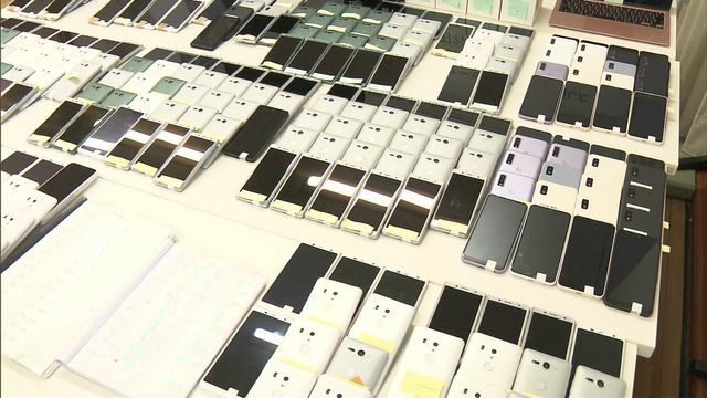 押収された大量のスマホ