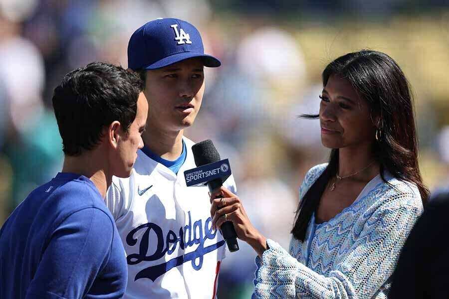 ドジャース・大谷翔平にインタビューするワトソンさん【写真：Getty Images】