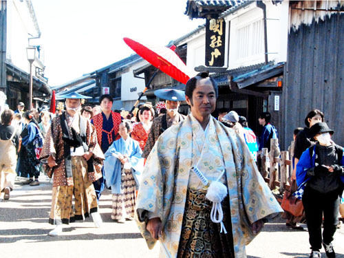 【関宿街道を歩く時代行列の一行＝亀山市関町中町で】