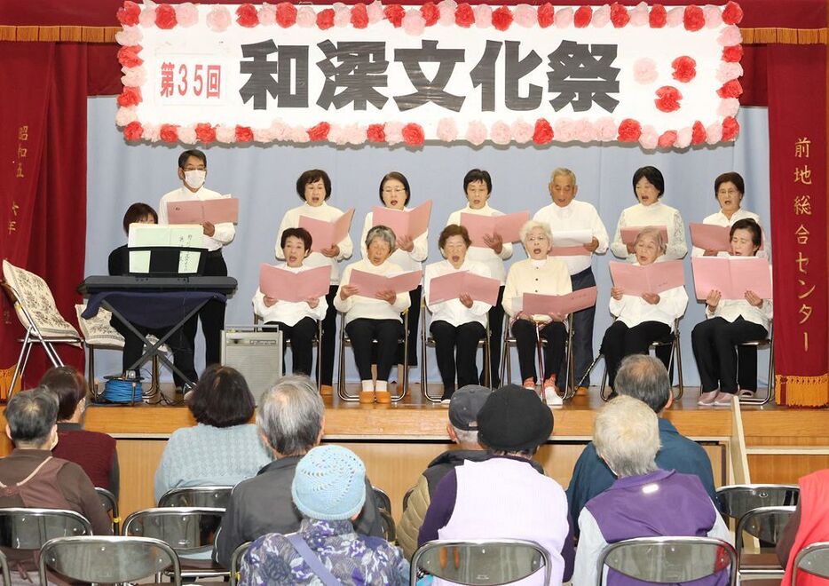 声を合わせて歌うコーラスグループ「わ」のメンバー（２４日、和歌山県串本町和深で）