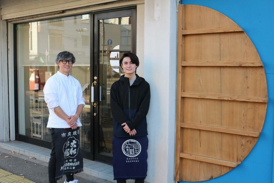 来店を呼びかる店主の田中信幸さん（左）と廉さん（右）