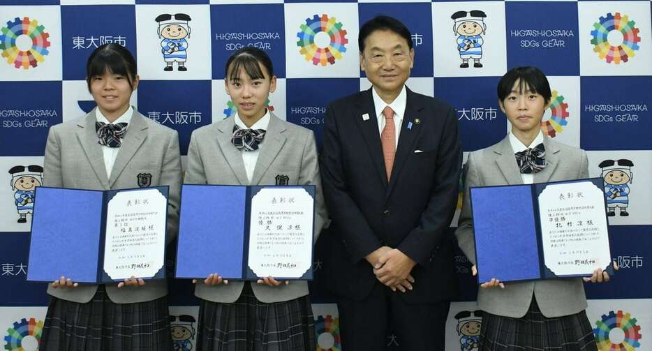 大阪府東大阪市スポーツ表彰を受ける東大阪大敬愛高校陸上競技部の久保凛選手（左から2人目）ら（同市提供）