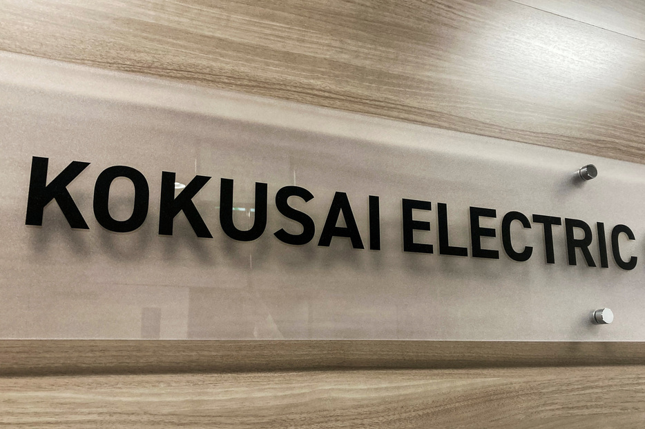 　１１月１１日　半導体製造装置のＫＯＫＵＳＡＩ　ＥＬＥＣＴＲＩＣは１１日、２０２５年３月期連結業績予想（国際会計基準）を上方修正すると発表した。写真はＫＯＫＵＳＡＩのロゴで、２０２３年９月に都内で撮影（２０２４年　ロイター／Miho Uranaka）