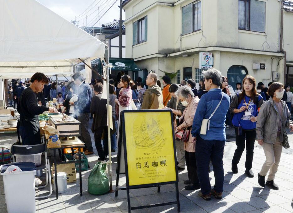 能登半島地震で被災した石川県七尾市の商店街「一本杉通り」で開かれたグルメイベント＝3日午前