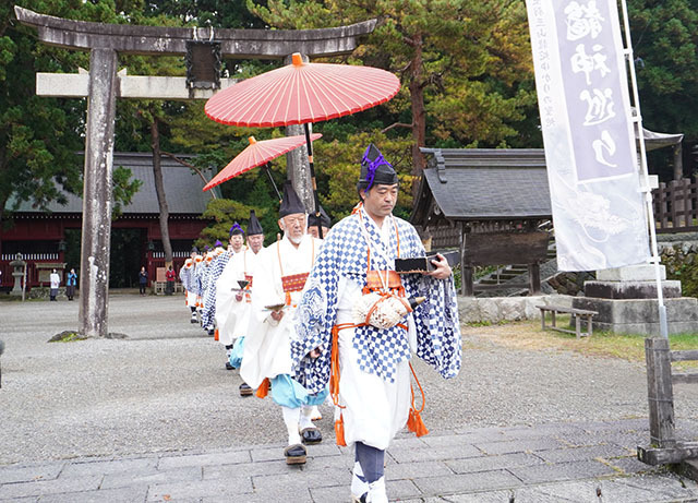 松の勧進に出発する山伏たち＝鶴岡市羽黒町手向