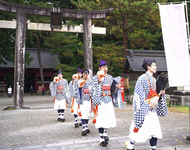 松の勧進に出発する山伏たち＝鶴岡市羽黒町手向