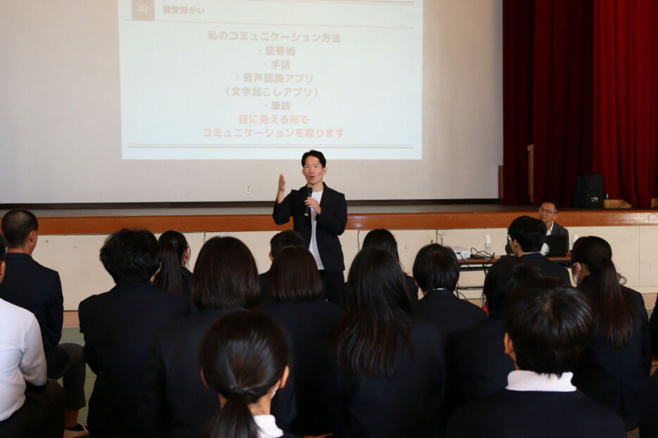 生徒たちにコミュニケーションの大切さを訴える大塚さん（京都府向日市物集女町・西ノ岡中）