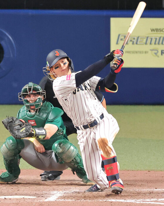 ８回２死一、三塁、走者一掃の適時二塁打を放つ森下翔太（カメラ・中島　傑）