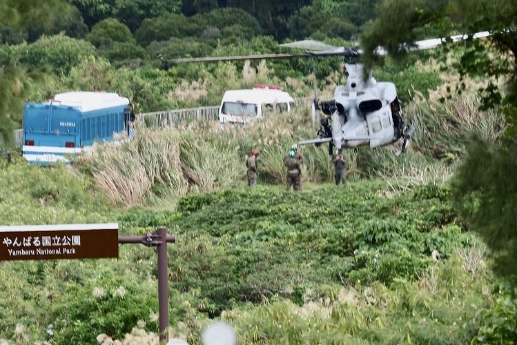 時着した牧草地から離陸する米軍のUH1ヘリコプター＝15日午後1時、国頭村国頭村宜名真（大城直也撮影）