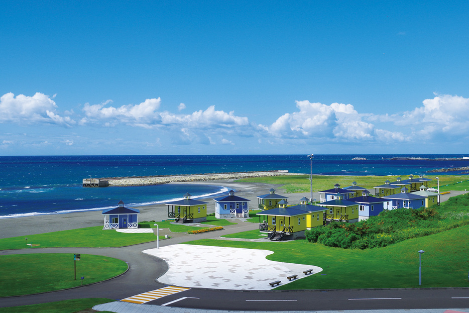 ビーチと道の駅があり、温泉施設も併設する「三石海浜公園オートキャンプ場」