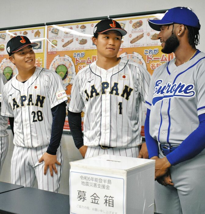 会話する欧州代表選手（右）と阪神・森下（中）をのぞき込む愛工大の中村＝３月