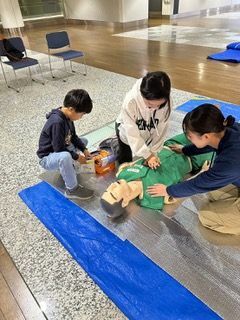 心肺蘇生に挑戦する小学生（画像提供：あいち子どもメディカルラリー実行委員会）