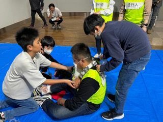 けがの処置をする様子（画像提供：あいち子どもメディカルラリー実行委員会）