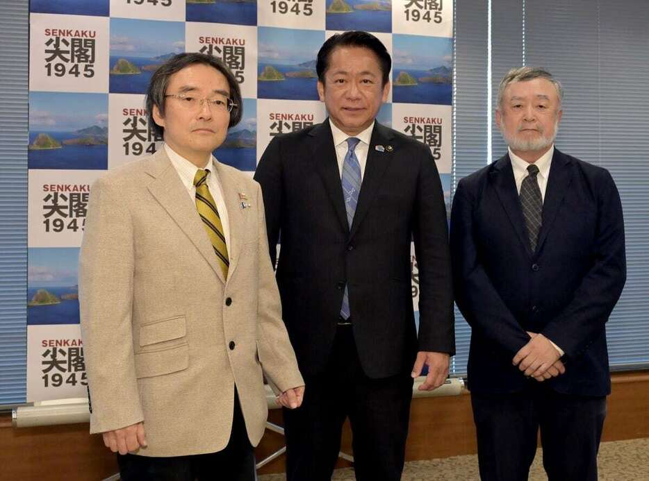 記者会見した（左から）門田隆将氏、中山義隆石垣市長、五十嵐匠監督＝18日午後、東京都千代田区のプレスセンター（酒巻俊介撮影）