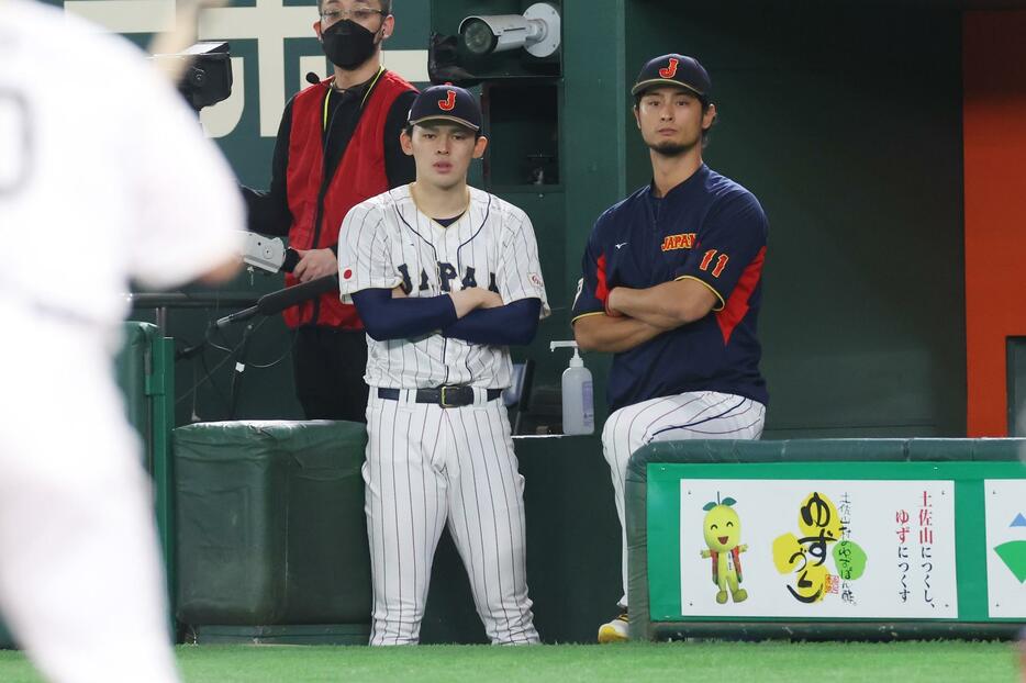 優勝した昨年のWBCで佐々木朗希は師と仰ぐダルビッシュ有と並んで戦況を見守った（写真：CTK Photo/アフロ）