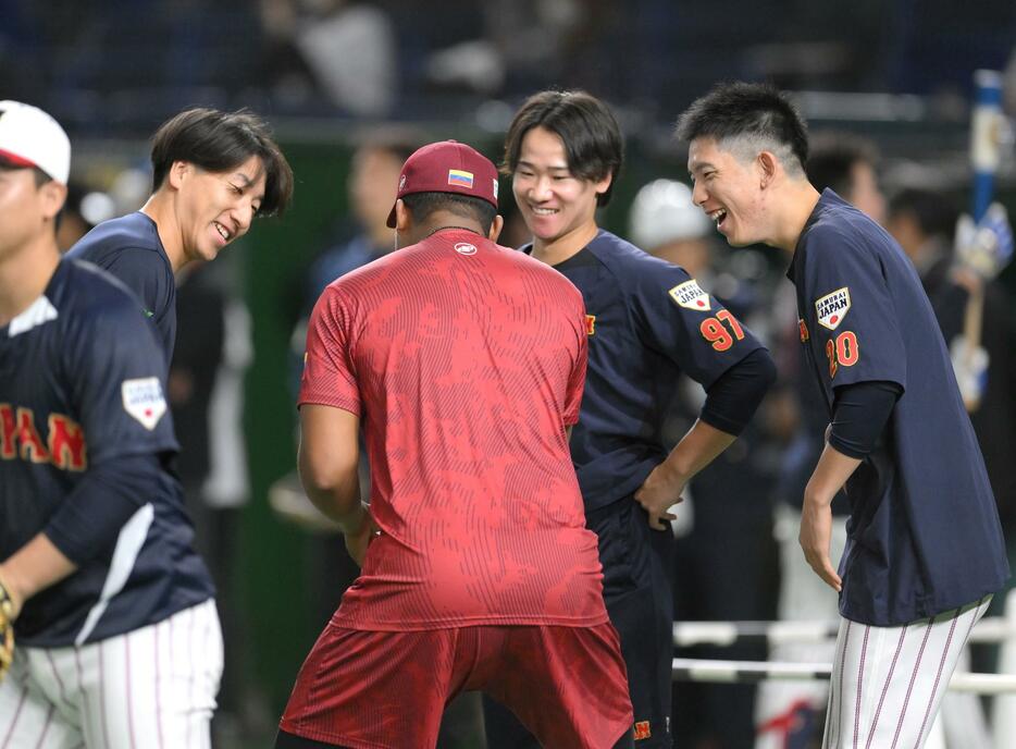 試合前、同僚だったベネゼエラ代表のメンデス（中央）と談笑する（左から）大勢、井上、戸郷＝２２日