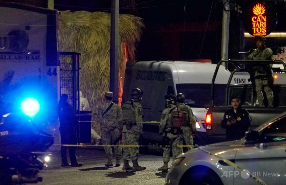 メキシコ中部ケレタロ市のバーの外で警備に当たるメキシコ陸軍兵士と治安部隊（2024年11月10日撮影）。【翻訳編集】 AFPBB News