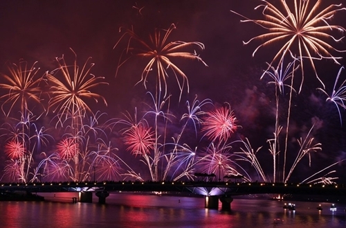 水面を鮮やかに彩る花火（２０２４年８月３日）