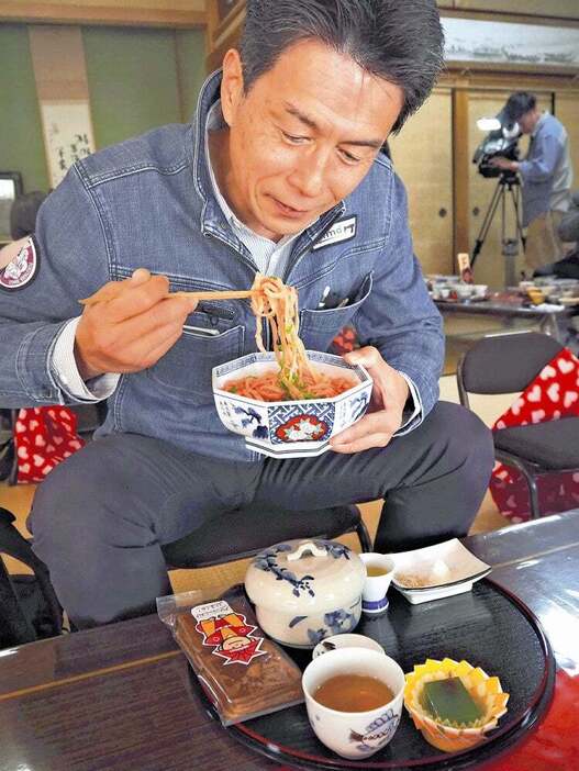 監修した「平家谷あかいうどん」を試食する中島社長（14日、広島県福山市で）