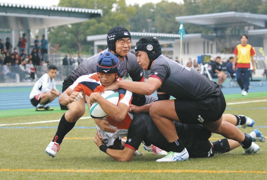 中部大春日丘－名古屋　後半２７分、３人に絡まれながらも右隅にトライを決める中部大春日丘の荒木奨陽