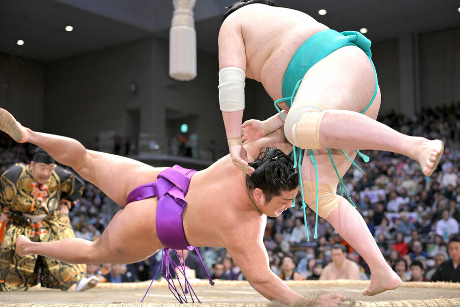 尊富士（左）が押し出しで一山本を破り９勝目を挙げる（カメラ・今西　淳）