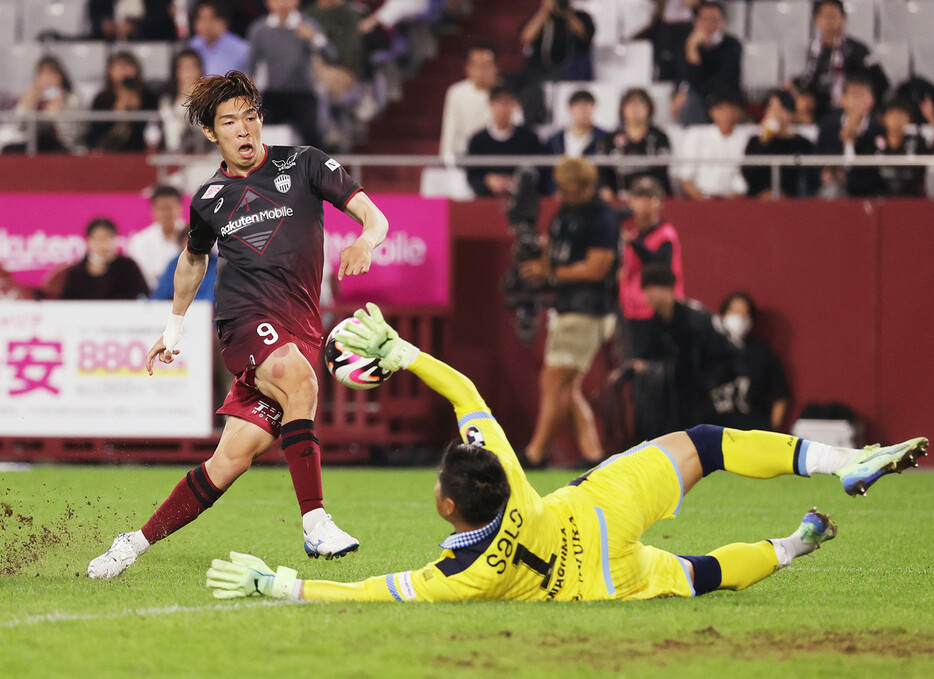 後半、先制ゴールを決める神戸の宮代（左）。ＧＫは磐田の川島＝１日、ノエスタ