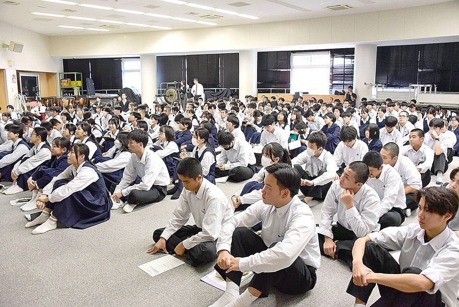 外来種について考えた生徒ら＝27日、鹿児島県奄美市名瀬の県立大島高校