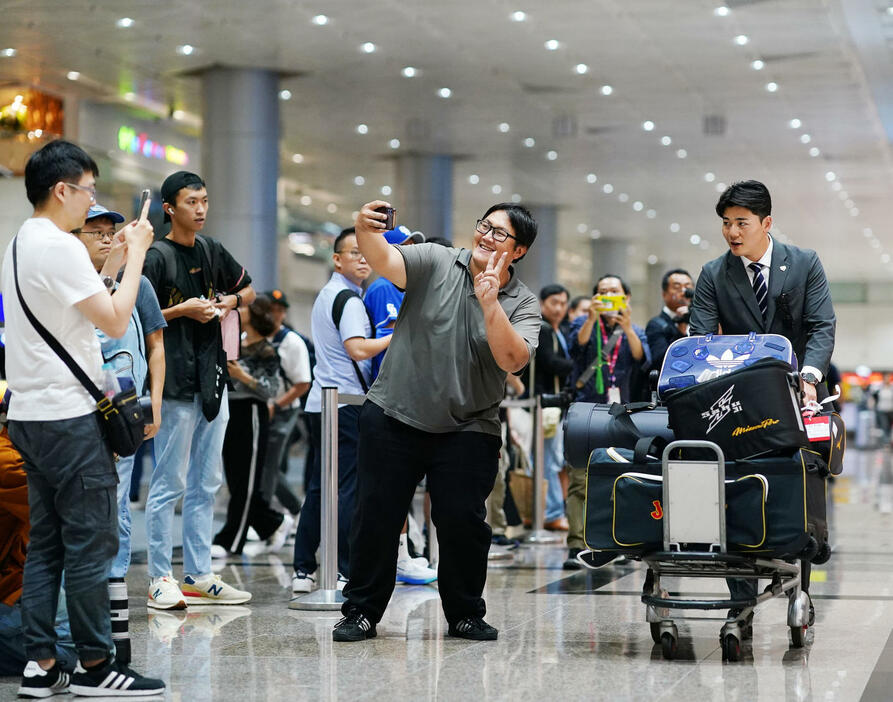 台湾の桃園国際空港に到着した清宮（撮影・横山健太）