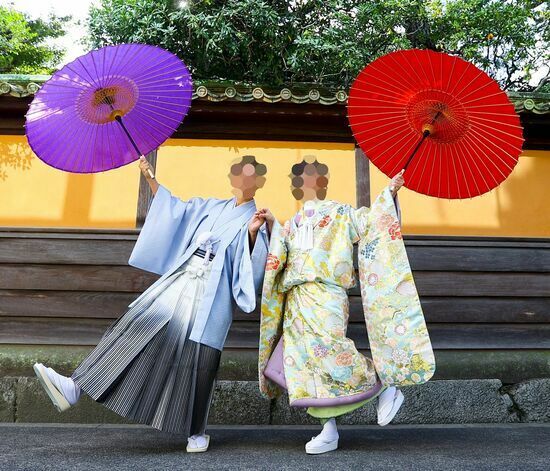 ミナトさん・サツキさんのフォトウエディングより、ふたりとも中国・四国地方出身・在住。ミナトさんの母親は「どちらかといえば過保護」、父親は「何でもやらせてくれる。口出しをしない。悪くいえば無関心」。一方、サツキさんの母親は「ヒステリック気質でいわゆる毒親」、父親は「寡黙。娘の人生に興味がない!?」だとか