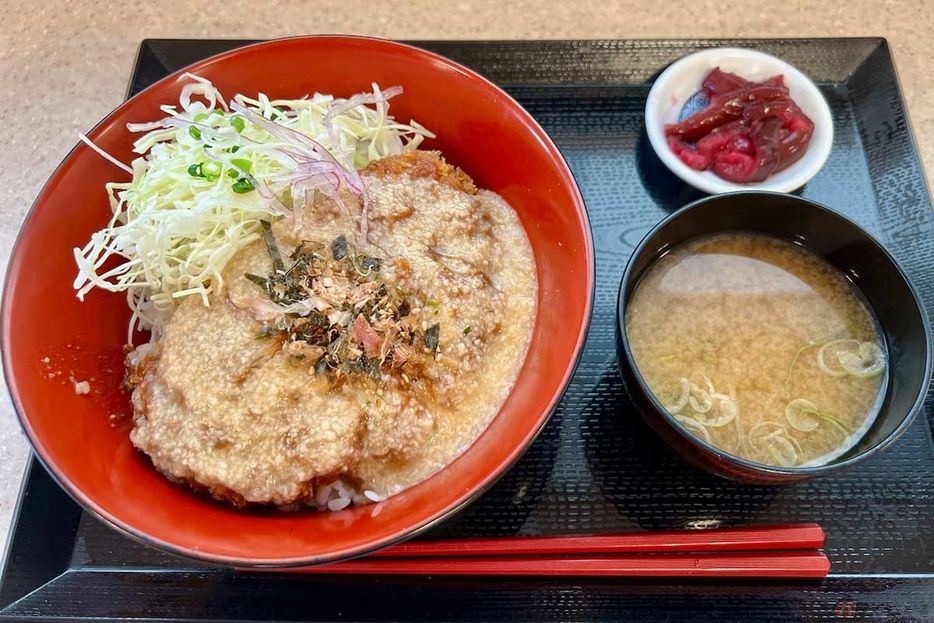 東関道「湾岸幕張PA」（下り）でオーダーした「千葉丼」（990円）。メニュー写真とはだいぶ異なり、肝心の「いも豚」のカツはとろろ汁がかかっていて見えない状態。それでも見るからに美味しそうでテンションが上がる！