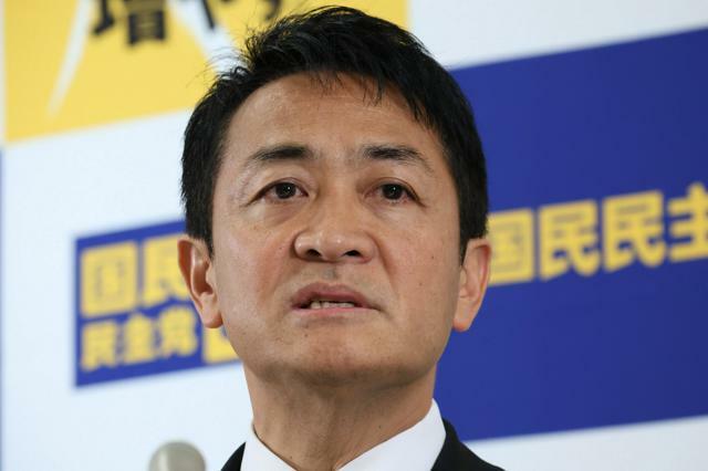 記者会見で質問に答える国民民主党の玉木雄一郎代表=2024年11月12日午前10時38分、国会内、岩下毅撮影