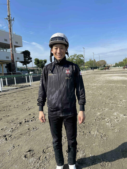 およそ4年ぶりに美浦トレセンで調教に騎乗した藤岡佑介騎手