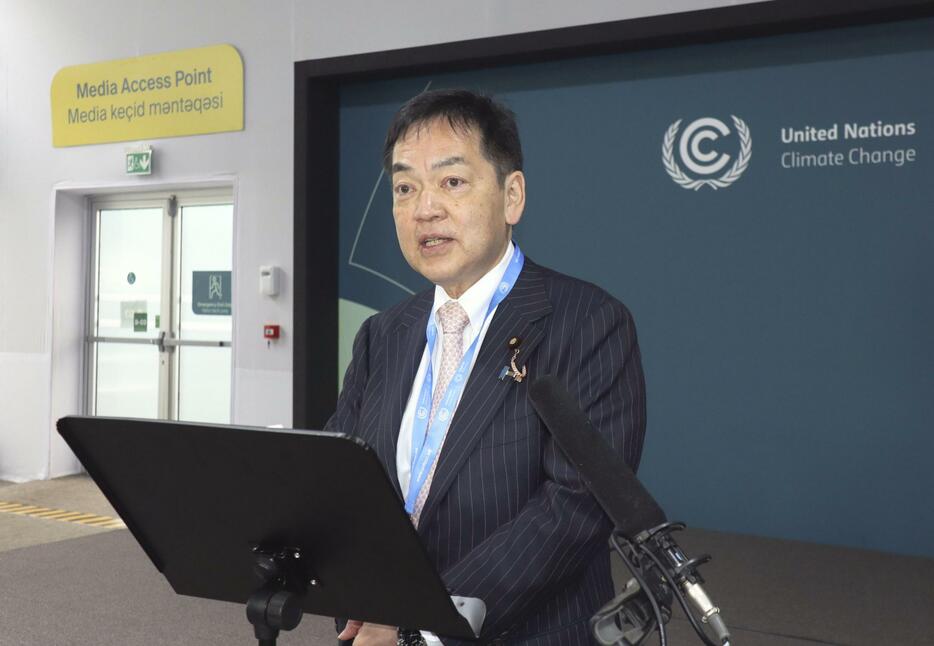 COP29の会場で報道陣の取材に応じる浅尾環境相＝18日、アゼルバイジャン・バクー（共同）