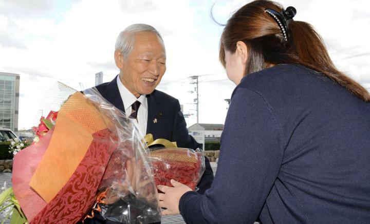 東温市長として3期目の任期をスタートさせ、職員から花束を受け取る加藤市長（左）