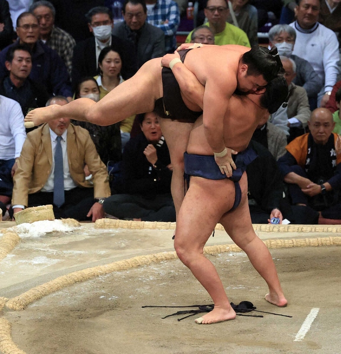 ＜大相撲九州場所14日目＞霧島（左）を吊り出しで破った豊昇龍（撮影・岸　良祐）