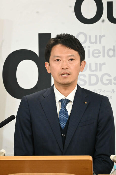 兵庫県庁で知事就任記者会見に臨んだ斎藤元彦知事（撮影・松浦隆司）