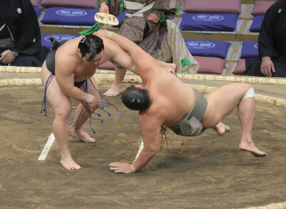 炎鵬（左）は翠桜を下手投げで破った（カメラ・池内　雅彦）