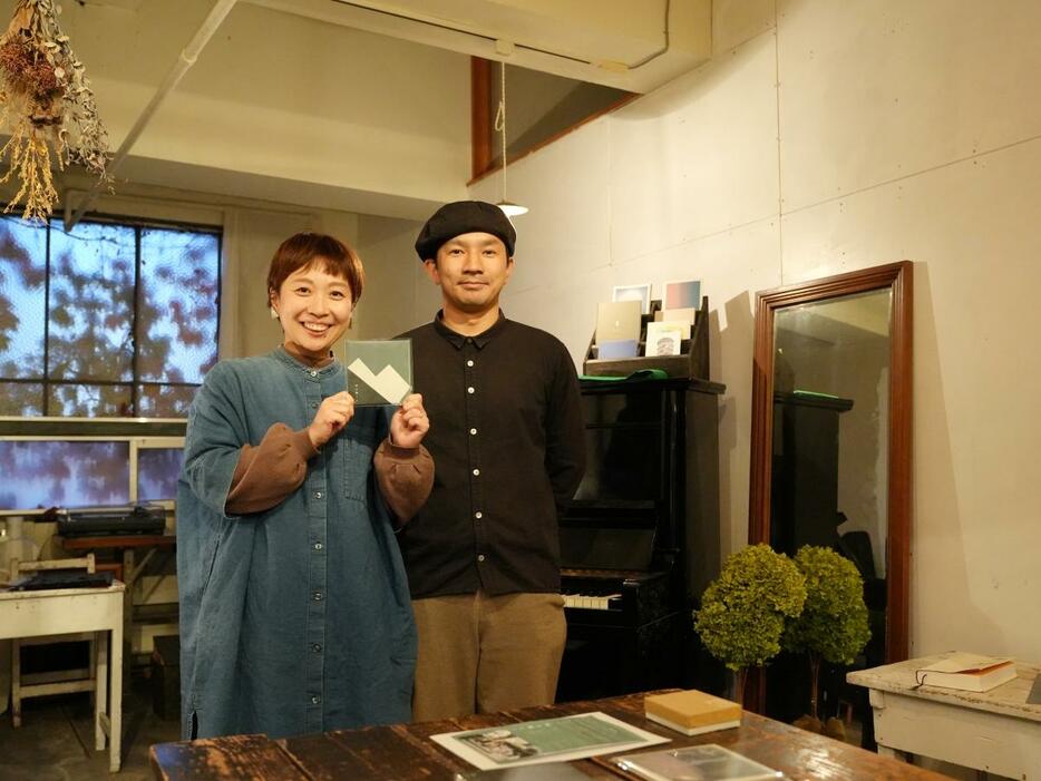 CDアルバム「峠を越えて」を発売した東北在住の音楽家グループ「北のクラフト楽団」リーダーの鈴木雄大さん（右）とフルート奏者の石川真由子さん（左）