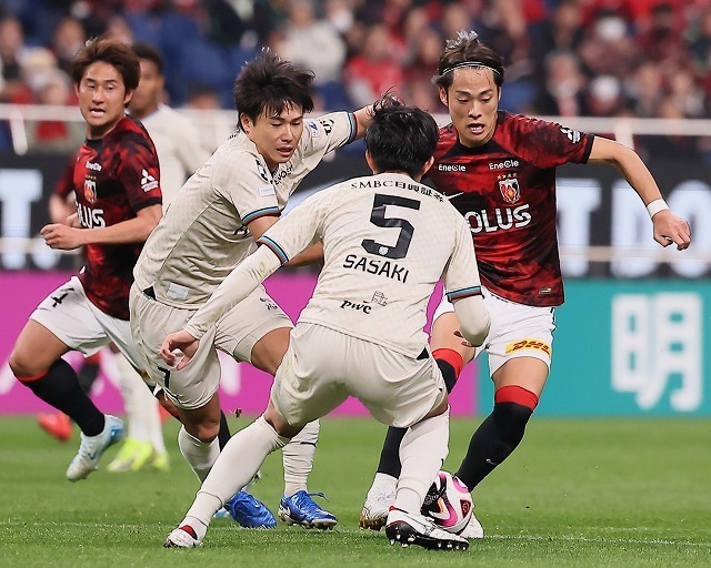 後半からの再開試合となった浦和対川崎は１－１のドロー決着。写真：福冨倖希