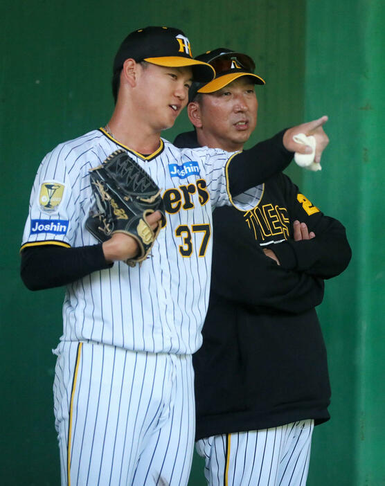 ブルペンで及川（手前）は藤川監督と言葉をかわす（撮影・上山淳一）